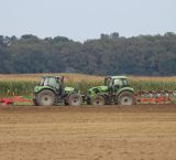 traktory bronujące pole